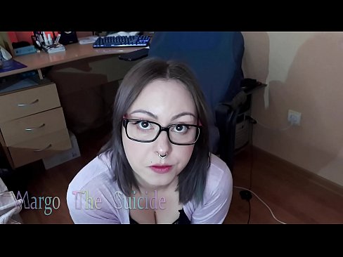 ❤️ Merch Sexy gyda Sbectol Yn Sugno Dildo'n Ddwfn ar y Camera ❤️ Pornor o safon wrthon ni